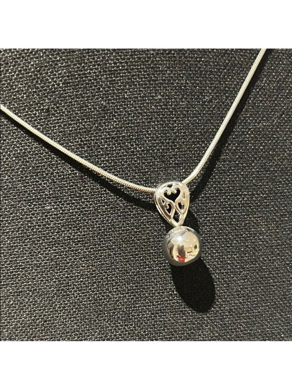Elegant Silver tone Pendant Necklace - Picture 2 of 3